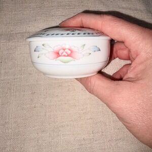 Villeroy & Boch Nanking Bone China Covered Trinket Box Floral